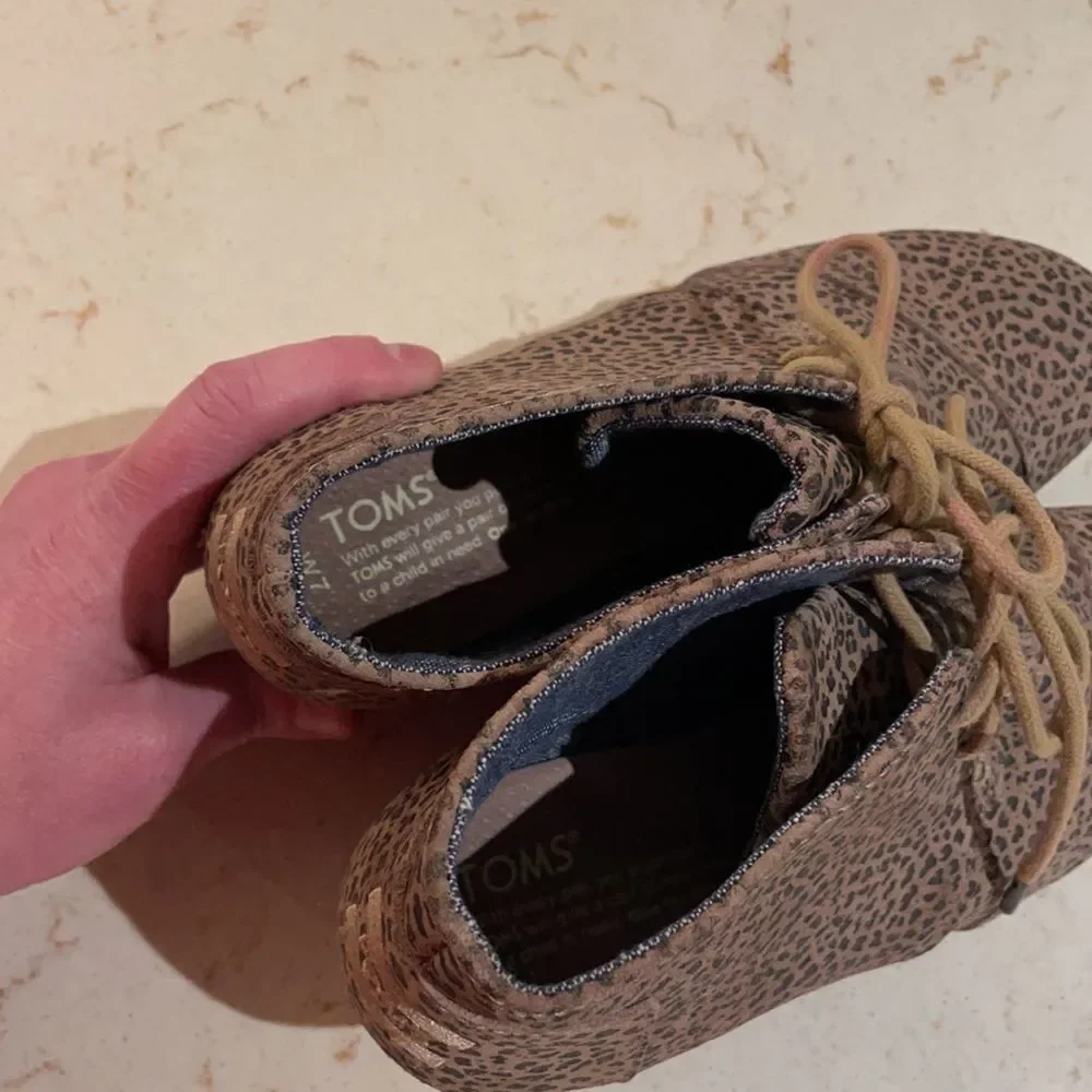TOMS leopard cheetah print desert wedges SZ 7